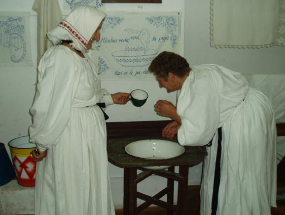 Izložba Zapovijedi pod lipom u Mikloušu